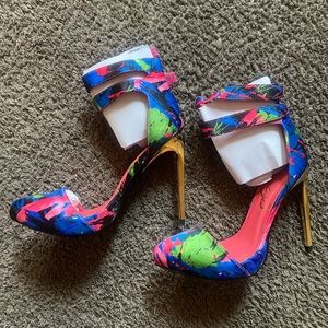 L@@K! Brand New Multicolored Print Pumps Size 9